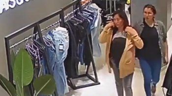 Videos: mecheras simularon ser embarazadas y robaron en un local de ropas