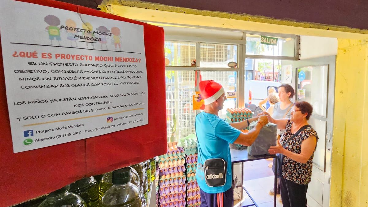 El comerciante de huevos se prendió a la campaña con ayuda de sus clientes. El comerciante de huevos se prendió a la campaña con ayuda de sus clientes.