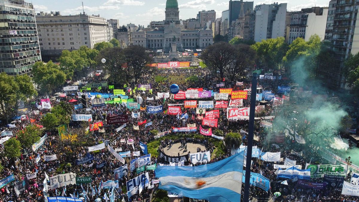 La plaza del Congreso repleta de personas a favor de la educación pública.