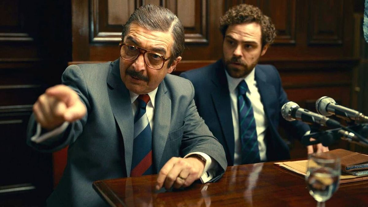Los fiscales Strassera y Moreno Ocampo, representados por Ricardo Darín y Peter Lanzani.