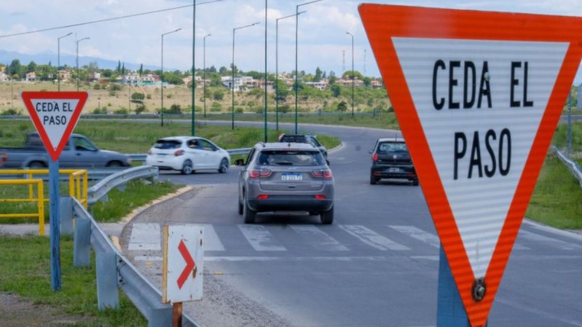 Infracción de tránsito: antes de ingresar a una rotonda hay una señal de tránsito que indica Infracción de tránsito: antes de ingresar a una rotonda hay una señal de tránsito que indica