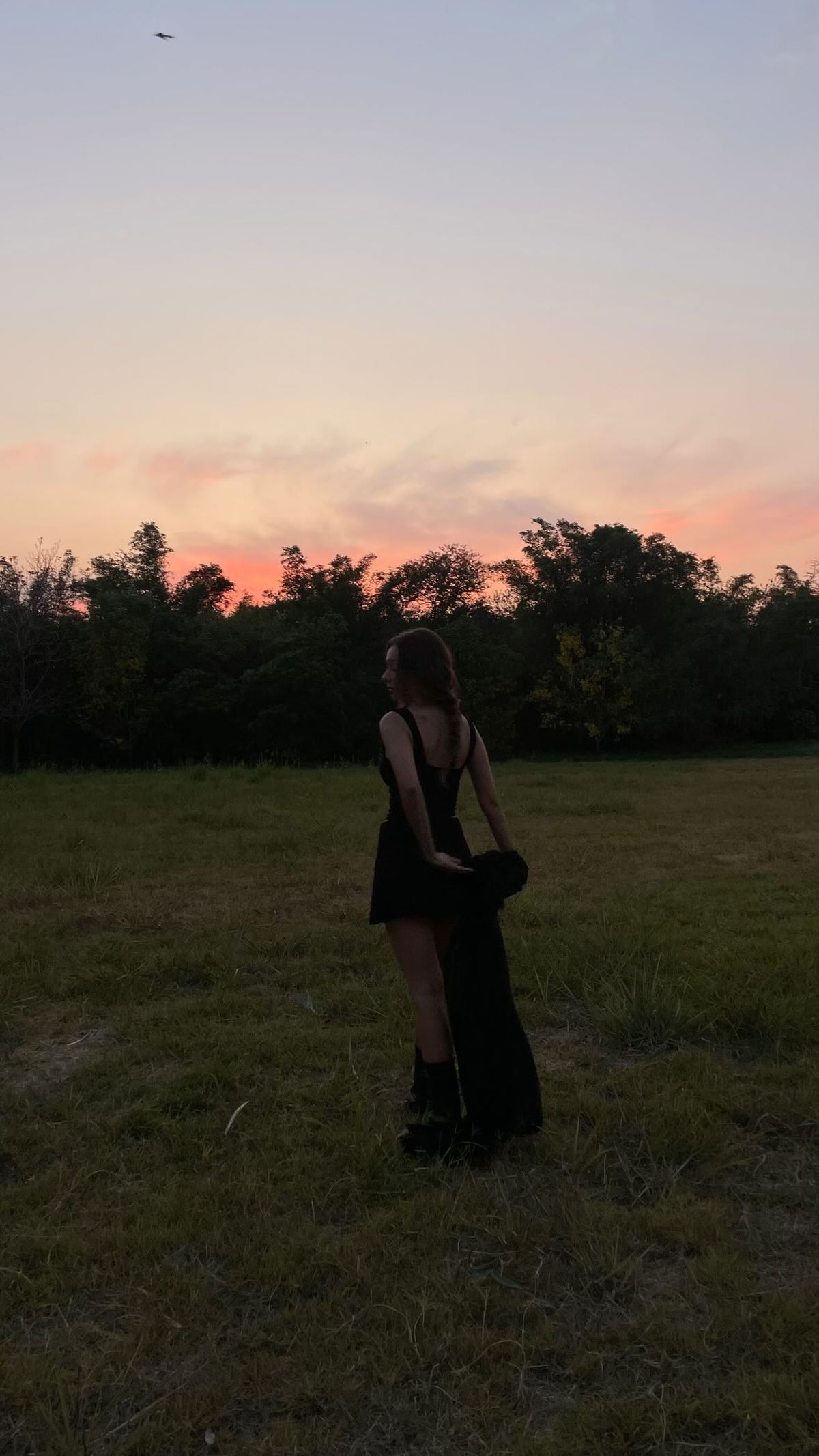 Desde el campo, Ester Expósito decreta que la mini skirt se lleva XS, al ras y cowboy. Desde el campo, Ester Expósito decreta que la mini skirt se lleva XS, al ras y cowboy.