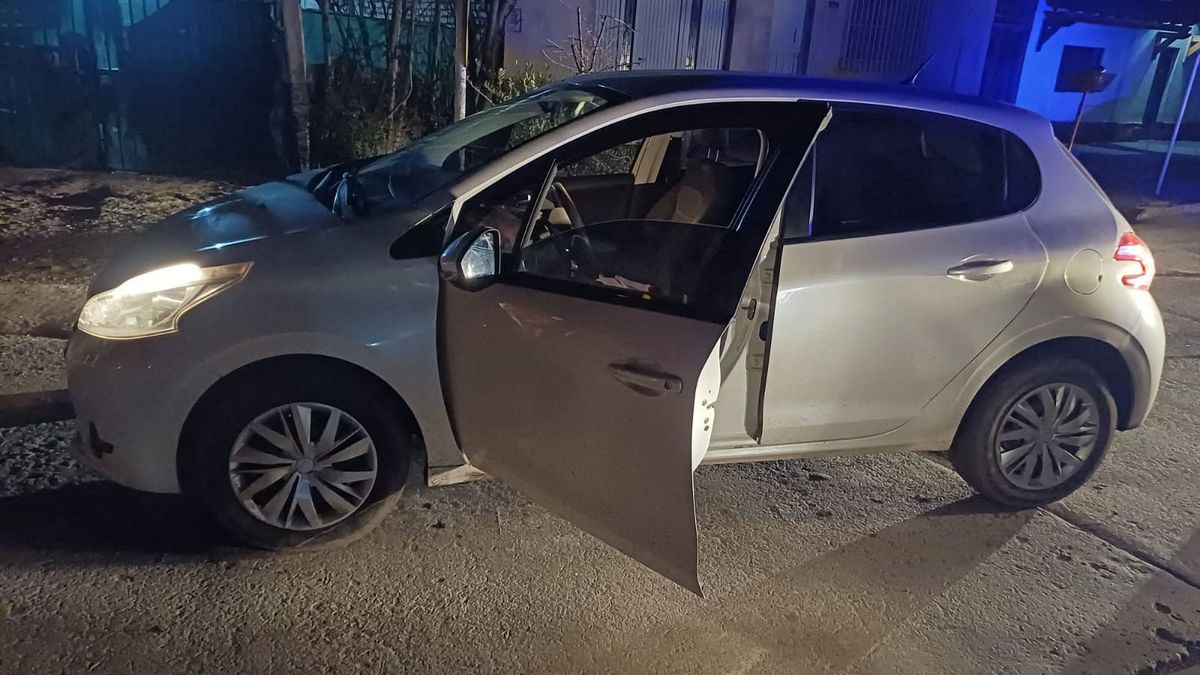 El Peugeot 208 había sido robado en un asalto en una casa del barrio Constitución, de Las Heras. El Peugeot 208 había sido robado en un asalto en una casa del barrio Constitución, de Las Heras.