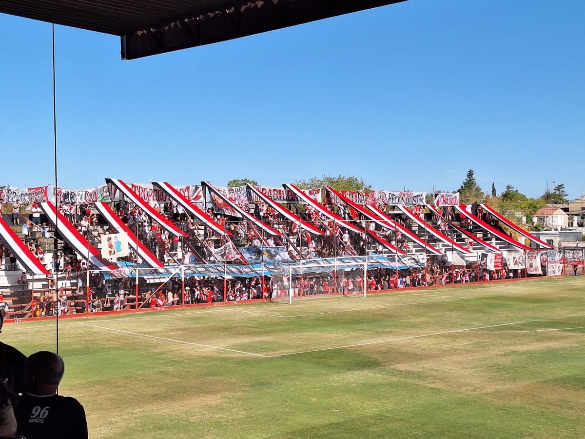 Los hinchas de Maipú coparon La Fortaleza.