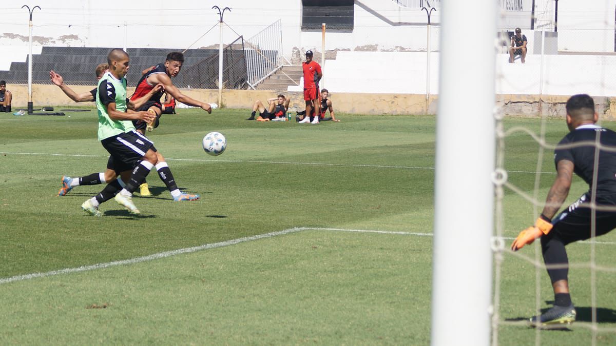 Ozuna se dispone a anotar el tercer gol del Deportivo Maipú. Rubens Sambueza explicó que armó un mix para ambos partidos amistosos, en lo que fue su primer partido como técnico del Cruzado. Ozuna se dispone a anotar el tercer gol del Deportivo Maipú. Rubens Sambueza explicó que armó un mix para ambos partidos amistosos, en lo que fue su primer partido como técnico del Cruzado.