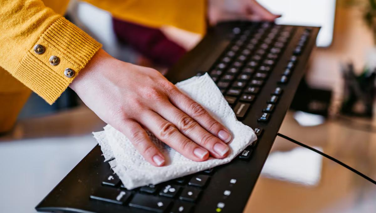 Deja el teclado de tu computadora como nuevo con este imperdible truco de limpieza