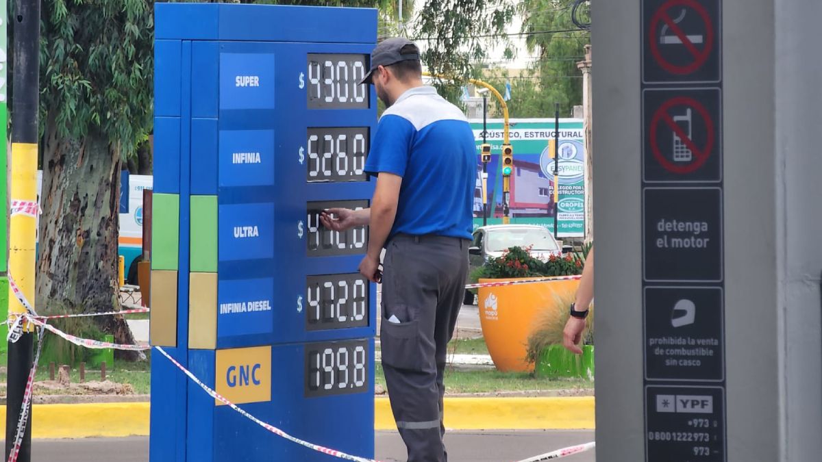 Este viernes cargar combustible en YPF y Shell sale más caro que ayer.