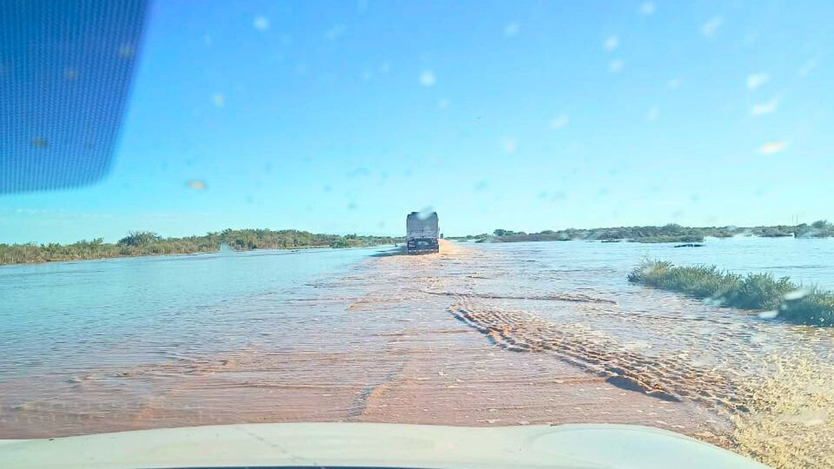 Ruta 40 completamente anegada en el límite entre Las Heras y el departamento de Sarmiento, en San Juan.