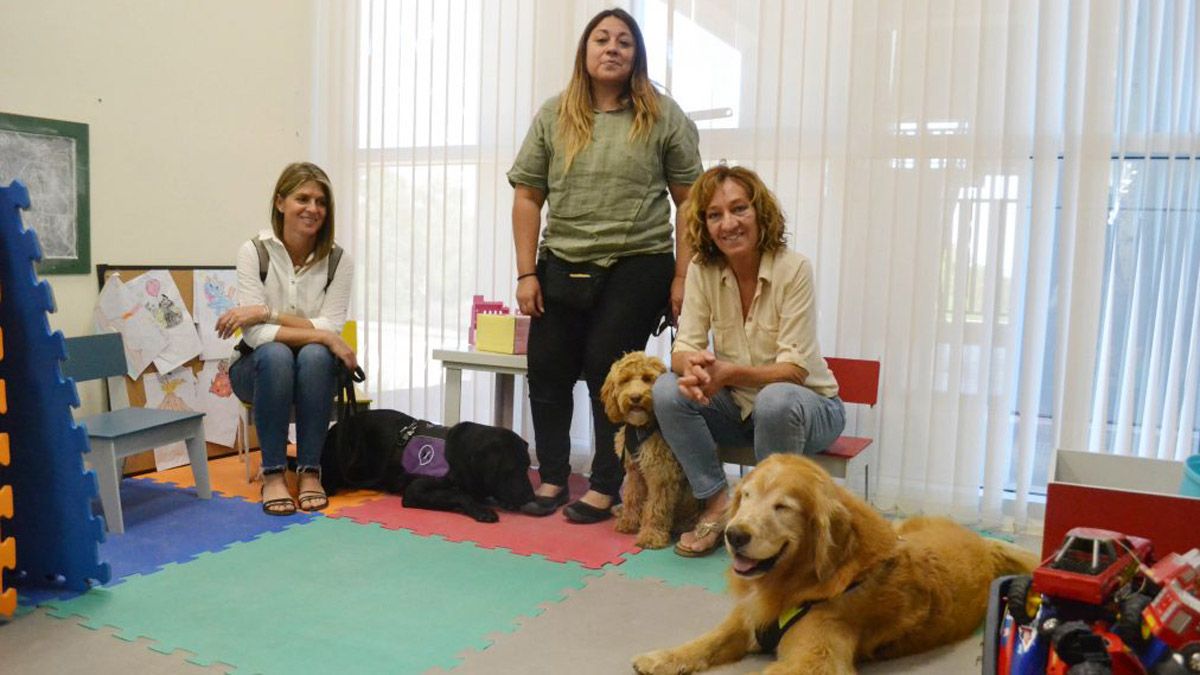 Belén Bacha, Noelia Gómez y Rosana Benedetto. Las adiestradoras junto a las mascotas.