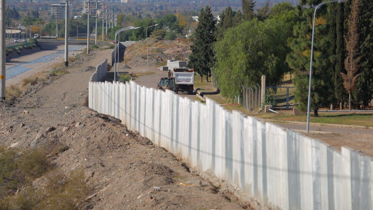 El viernes retomaron las obras de construcción del muro en una parte del cierre perimetral de la UNCuyo.