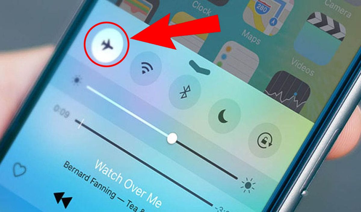 Esto sucede si no apagamos el celular cuando estamos en el avión, según expertos
