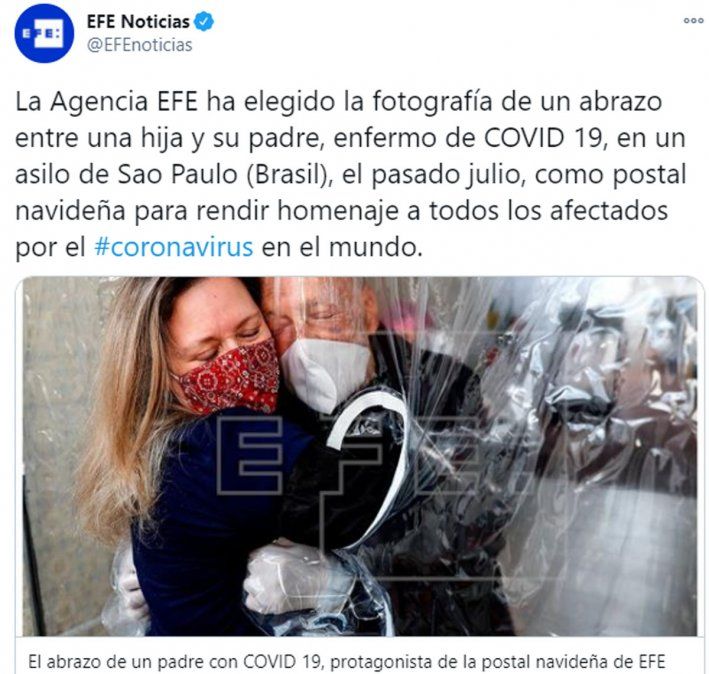 La impactante postal de una cortina de abrazos fue elegida como imagen de la Navidad para rendir homenaje a todos los afectados por el coronavirus en el mundo
