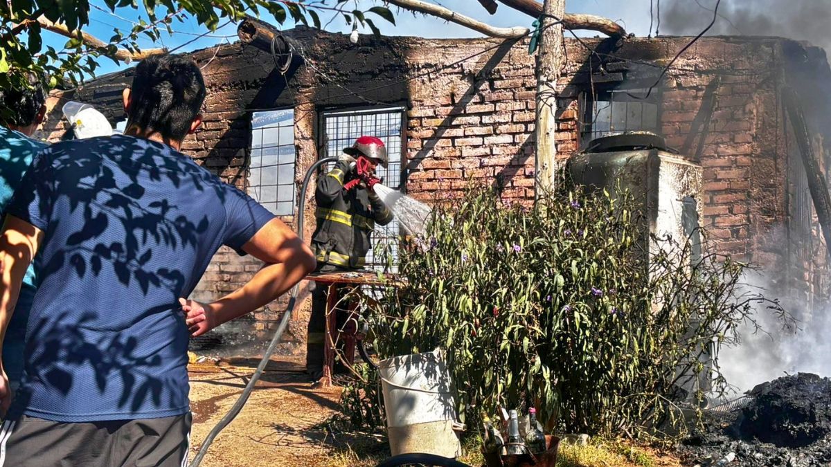 Bomberos de Cuartel Central extinguieron el incendio.&nbsp;