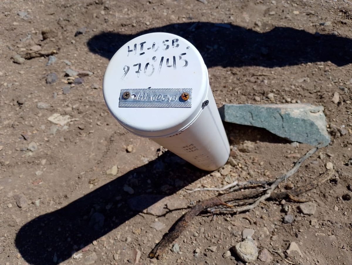 Por cada uno de esos tubos blancos entró la perforadora para extraer muestras de los minerales que hay bajo la superficie. Hierro Indio ya culminó la etapa de exploración y analiza ahora la factibilidad económica de construir o no la mina. Por cada uno de esos tubos blancos entró la perforadora para extraer muestras de los minerales que hay bajo la superficie. Hierro Indio ya culminó la etapa de exploración y analiza ahora la factibilidad económica de construir o no la mina.