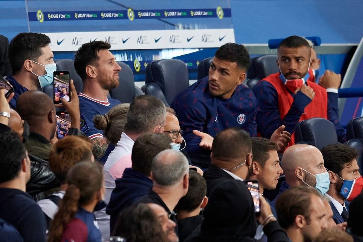 Lionel Messi, enojado, junto a los suplentes del PSG.