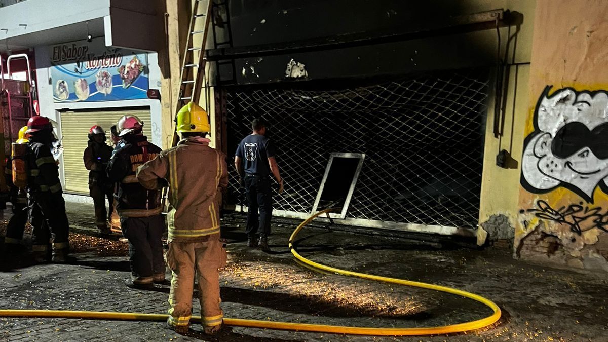 El techo de la estructura cedió y una chapa cayó sobre uno de los uniformados. Foto: gentileza Bomberos. El techo de la estructura cedió y una chapa cayó sobre uno de los uniformados. Foto: gentileza Bomberos.