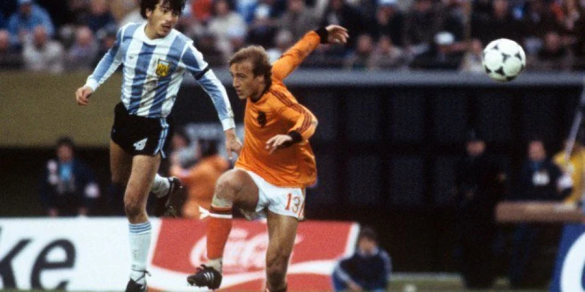 Johan Neeskens con la camiseta naranja número 13 disputando un balón aéreo con el capitán de la Selección argentina, Daniel Pasarella durante la final del Mundial 78. Johan Neeskens con la camiseta naranja número 13 disputando un balón aéreo con el capitán de la Selección argentina, Daniel Pasarella durante la final del Mundial 78.