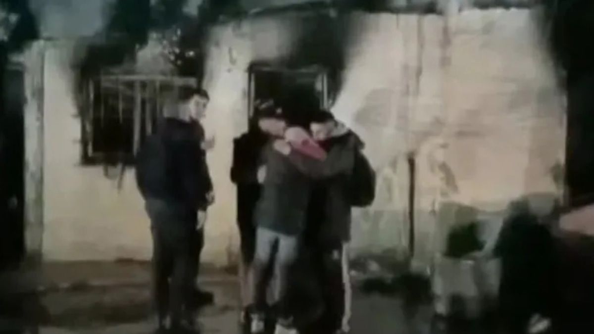 Dos niños y un joven quedaron atrapados en el incendio de una vivienda en el barrio San Carlos, en La Plata, provocando una profunda conmoción en familiares y vecinos
