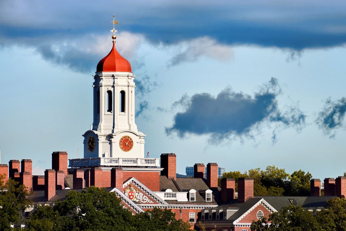 Harvard es mucho más que una universidad. Estudiar aquí representa la excelencia y te abre la puerta a infinitas posibilidades. Imagen de Freepik.