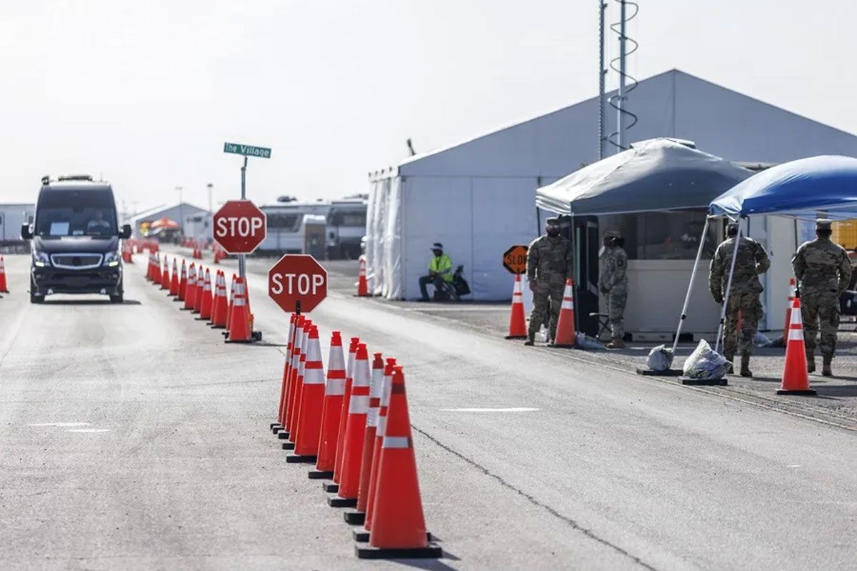 Un grupo de agentes de la Policía vigilando la entrada del centro de detención Alligator Alcatraz, en Ochopee, Florida (Archivo). Crédito: EFE/EPA/ Cristobal Herrera-Ulashkevich.