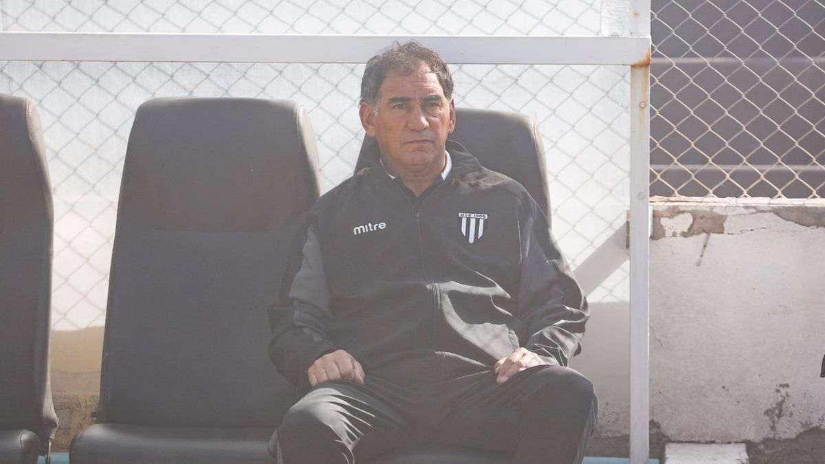 El entrenador de Gimnasia y Esgrima, Darío Alaniz, se fue molesto por los fallos arbitrales ante el Deportivo Maipú.