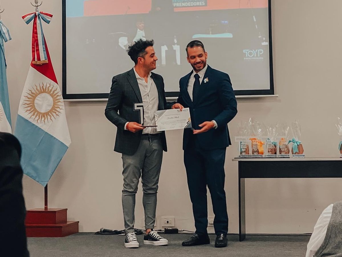A la izquierda Nicolás Allub, CEO de Constructora Colonial, recibiendo el premio en el marco de la selección de 10 jóvenes sobresalientes de Argentina donde se pondera la trayectoria, el compromiso y la innovación para lograr aportes importantes al desarrollo social, científico y productivo del país. La distinción fue entregada el pasado 10 de julio, por la Cámara Junior Internacional; una red mundial de jóvenes líderes y emprendedores de entre 18 y 40 años.