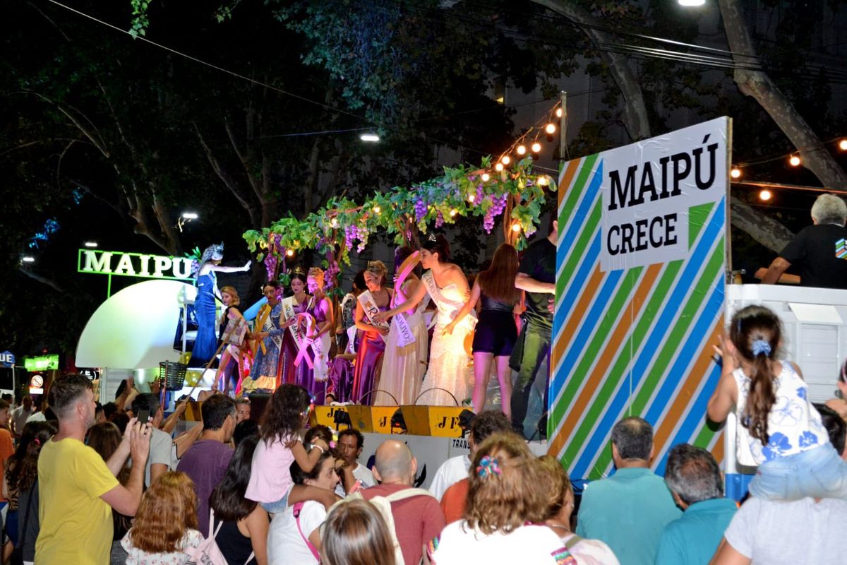 La corte de reinas de Maipú llevará auriculares insonoros en esta Vía Blanca y Carrusel de la Vendimia 2025. La corte de reinas de Maipú llevará auriculares insonoros en esta Vía Blanca y Carrusel de la Vendimia 2025.