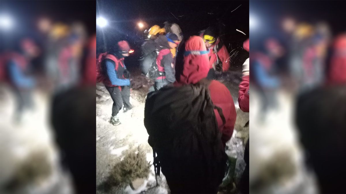 Los policías de la Patrulla de Rescate de alta montaña auxiliaron a la turista herida y la bajaron en camilla.