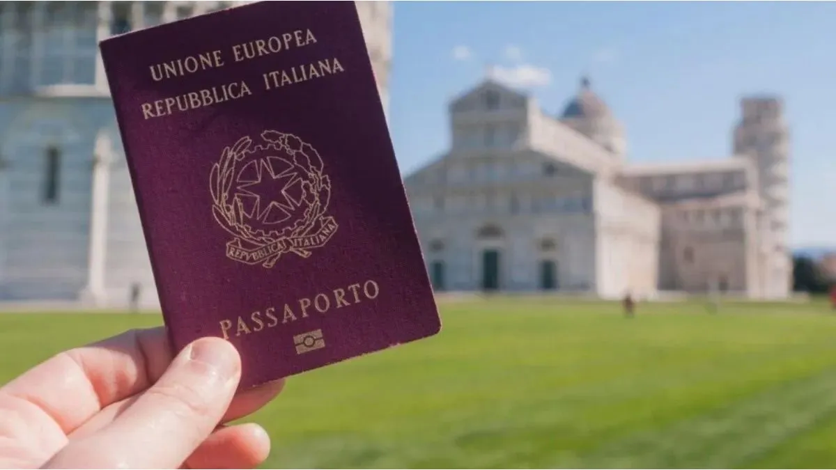 La mayoría de las personas necesitan un visado o, para los ciudadanos de los países que participan en el acuerdo de viaje sin visado, un Sistema Electrónico de Autorización de Viaje, conocido como ESTA. Es el caso de los pasajeros que viajan con pasaporte italiano. La mayoría de las personas necesitan un visado o, para los ciudadanos de los países que participan en el acuerdo de viaje sin visado, un Sistema Electrónico de Autorización de Viaje, conocido como ESTA. Es el caso de los pasajeros que viajan con pasaporte italiano.