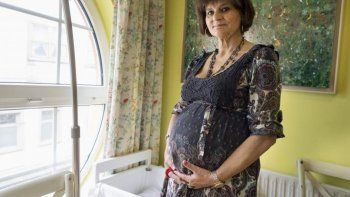 La mujer de 62 años embarazada da a luz una niña