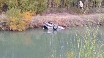 Tragedia y conmoción: hallaron un hombre sin vida en el interior de un auto sumergido en el agua