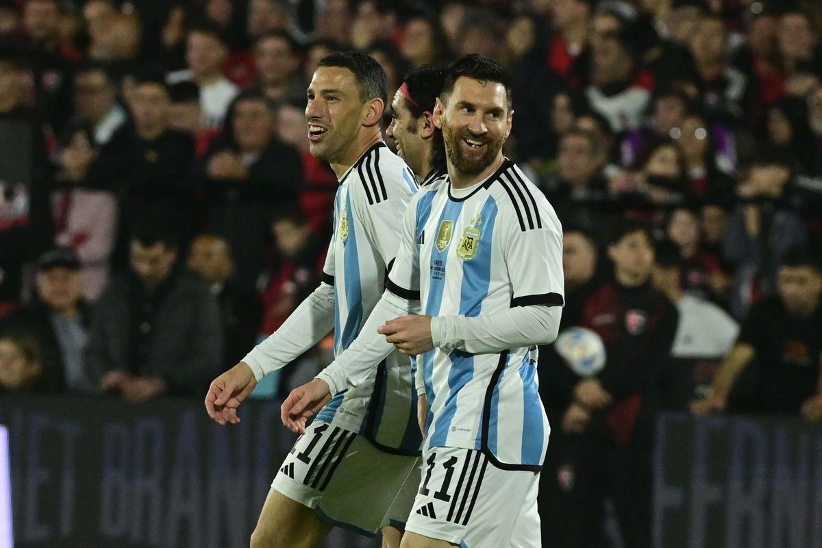 Messi estuvo en la despedida de Maxi Rodríguez y este domingo irá a la de Riquelme Messi estuvo en la despedida de Maxi Rodríguez y este domingo irá a la de Riquelme