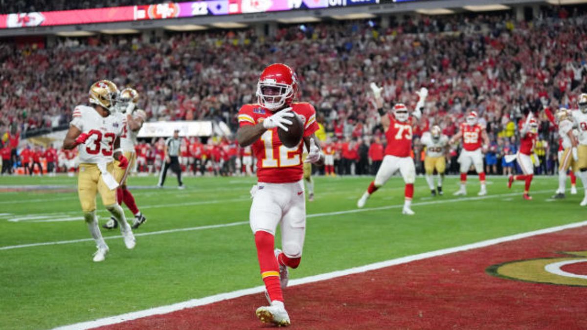 A pocos segundos de expirar el tiempo extra, Mahomes le lanzó el balón a Mecole Hardman quien anotó el touchdown del triunfo. A pocos segundos de expirar el tiempo extra, Mahomes le lanzó el balón a Mecole Hardman quien anotó el touchdown del triunfo.
