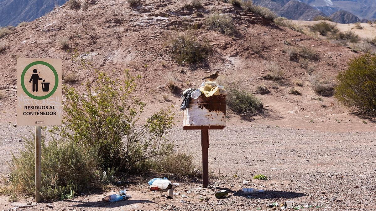 La basura y el descuido en el perilago de Potrerillos. Un paisaje que -se supone- va a cambiar. 