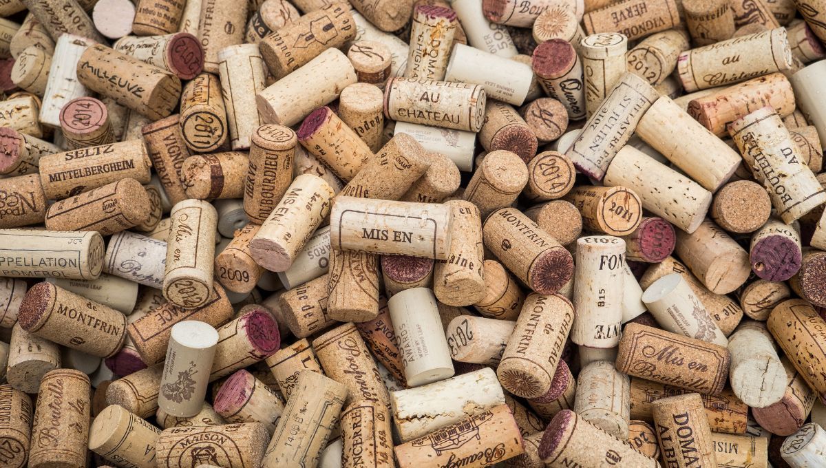 Guarda los corchos de vino y conviértelos en esta idea de reciclaje y decoración. Guarda los corchos de vino y conviértelos en esta idea de reciclaje y decoración.