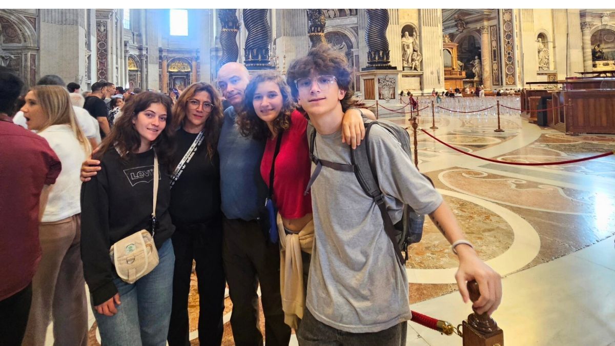 Ángel Ezequiel Tetilla (primero de derecha a izquierda) está estudiando en Roma. Hasta allí fue su familia a visitarlo y sin querer fueron testigos de la muerte del papa Francisco. Ángel Ezequiel Tetilla (primero de derecha a izquierda) está estudiando en Roma. Hasta allí fue su familia a visitarlo y sin querer fueron testigos de la muerte del papa Francisco.
