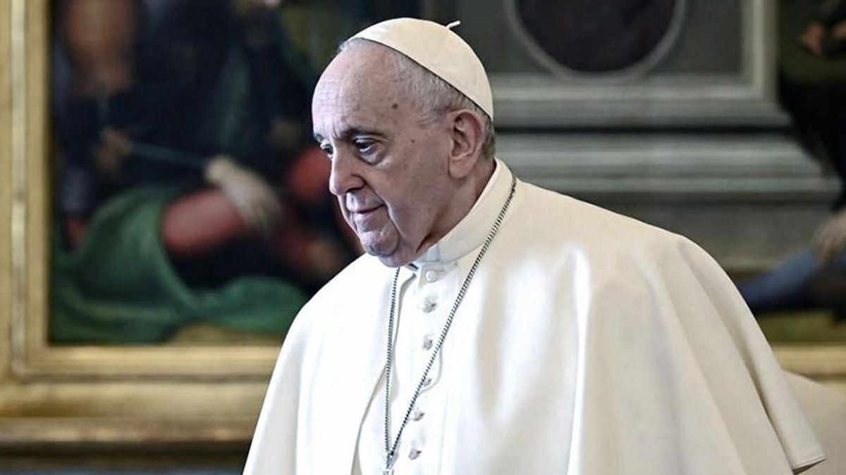 El papa Francisco ingresó en ambulancia al hospital de Roma, donde permanece internado.