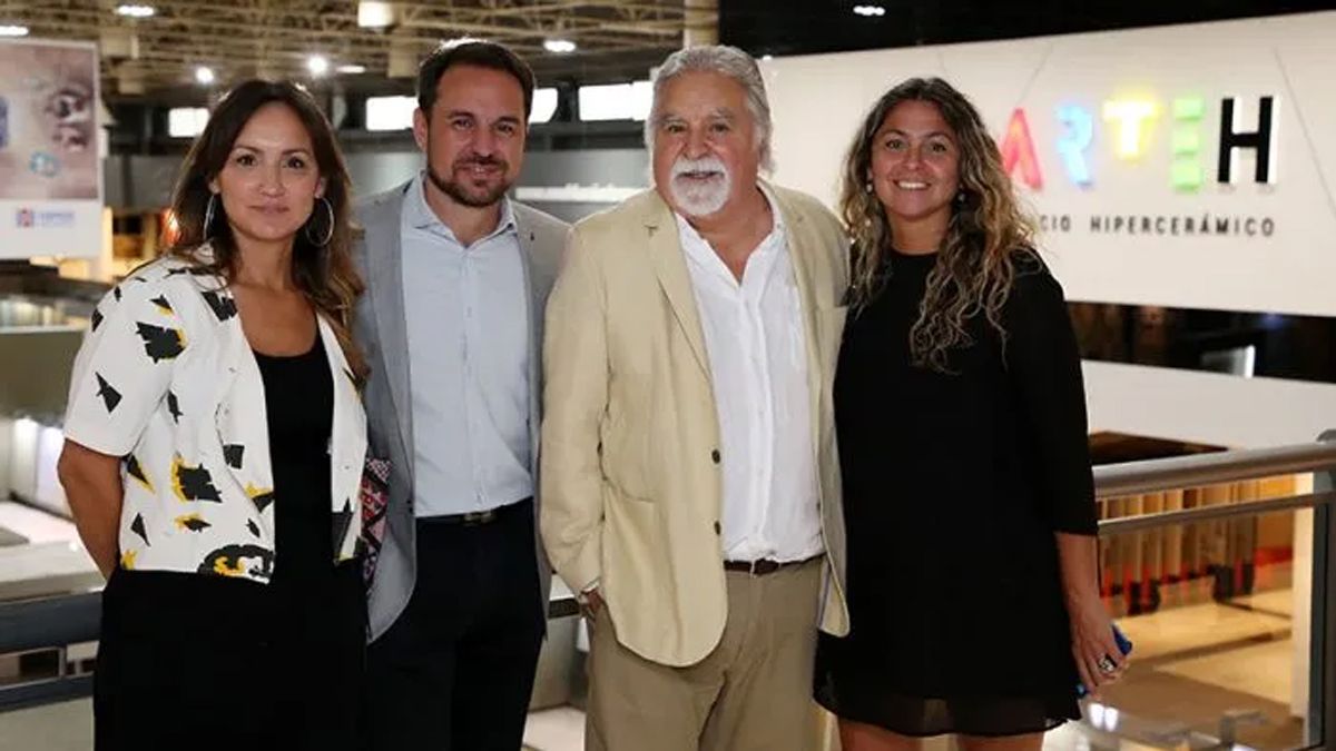 Amaru, Facundo, y Mackenna, junto a su padre Jorge Gauna, fundador del Hipercerámico.