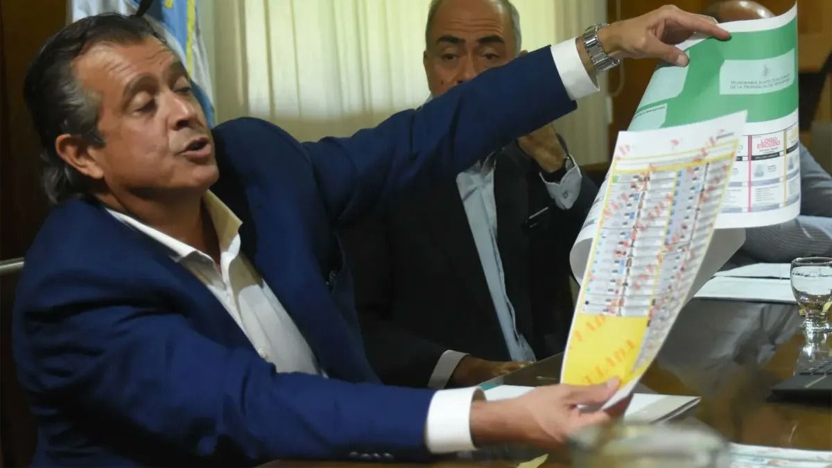 El ministro de Gobierno de Mendoza, Víctor Ibañez, exhibiendo una muestra de boleta única.