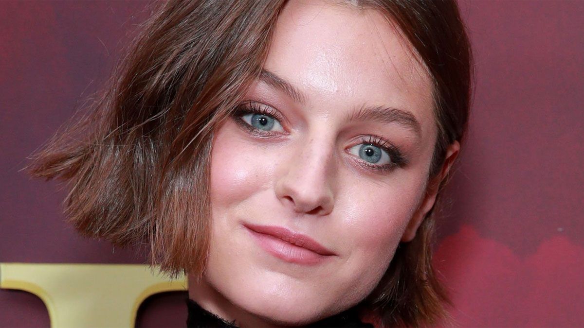 La actriz Emma Corrin interpreta a Connie en la película de Netflix.