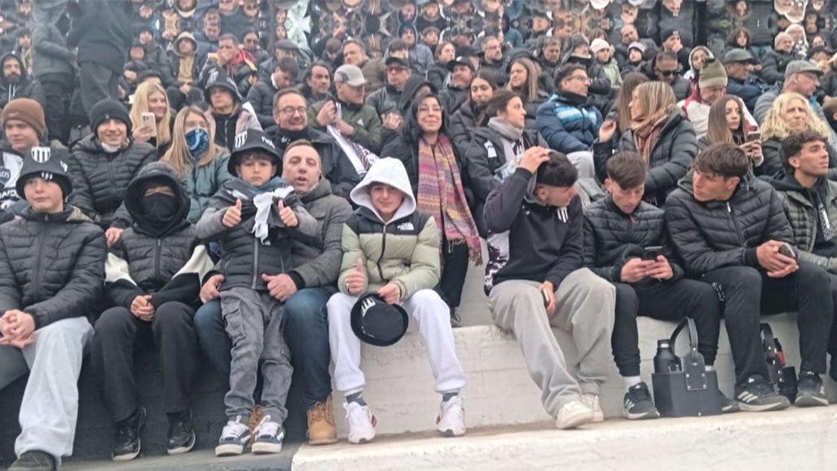 Los hinchas del Lobo soportaron el frío en el Parque.
