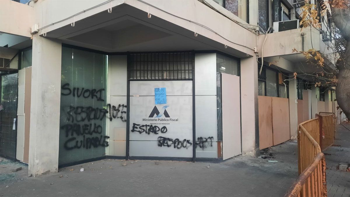 Parte de las pintadas en el Ministerio Público Fiscal de San Martín.