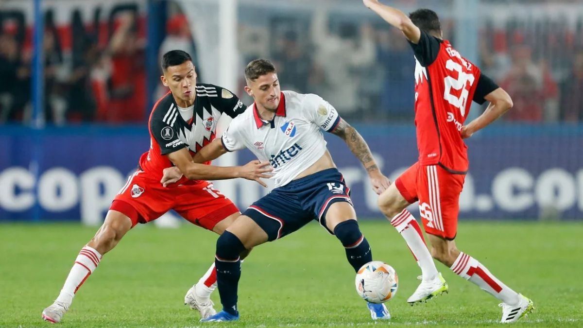 River ganaba tranquilo y aseguraba la clasificación, pero los uruguayos lo emparejaron con juego brusco y la complacencia del árbitro. River ganaba tranquilo y aseguraba la clasificación, pero los uruguayos lo emparejaron con juego brusco y la complacencia del árbitro. 