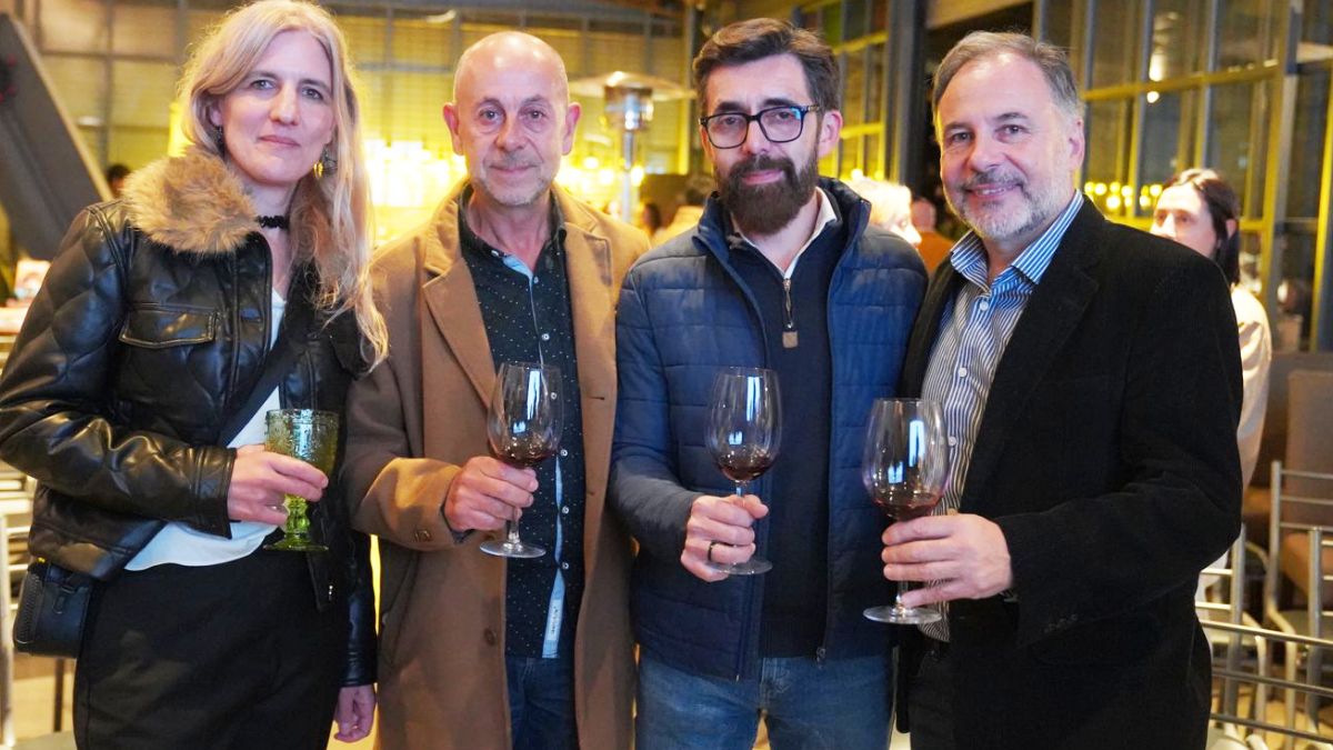 Jimena SIlvestri, Marcelo Reinoso (EMETUR), Walter Pavón (Bodegas de Argentina) y Gustavo Flores Bazán durante la presentación de Autores por los Caminos del Vino. Jimena SIlvestri, Marcelo Reinoso (EMETUR), Walter Pavón (Bodegas de Argentina) y Gustavo Flores Bazán durante la presentación de Autores por los Caminos del Vino.