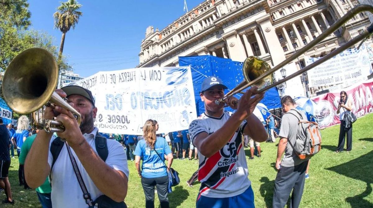 Manifestantes durante la última marcha de la CGT en las afueras del Congreso. Foto: NA&nbsp;