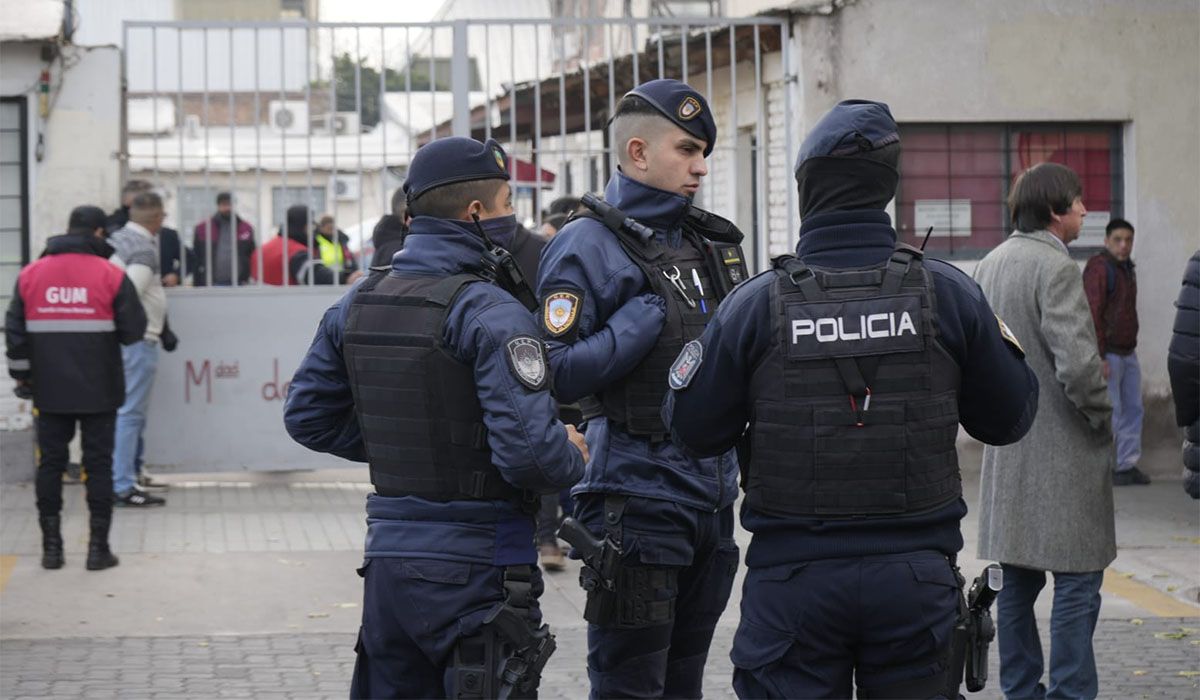 Las Heras arde. El jueves evacuaron el municipio por amenaza de bomba. Las Heras arde. El jueves evacuaron el municipio por amenaza de bomba.