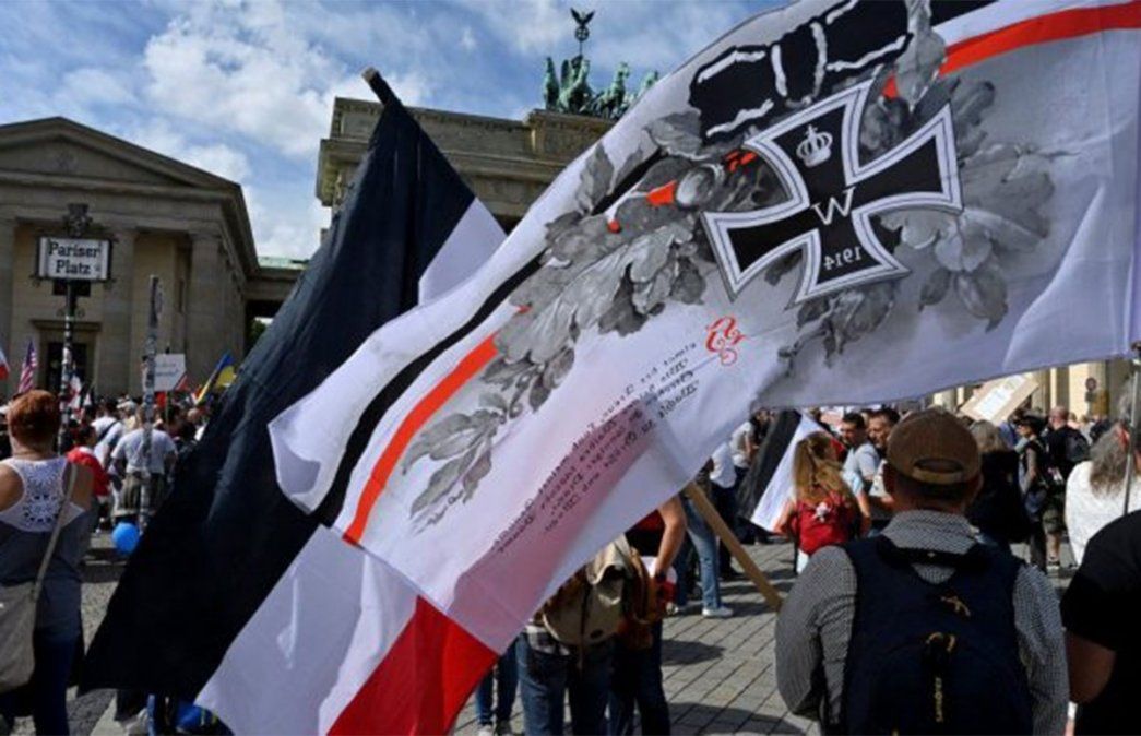 Símbolos nazis afloraron en las marchas anticuarentena de Alemania, que tiene leyes muy rigurosas al respecto. Algunos manifestantes agredieron al ministro de Salud.&nbsp;