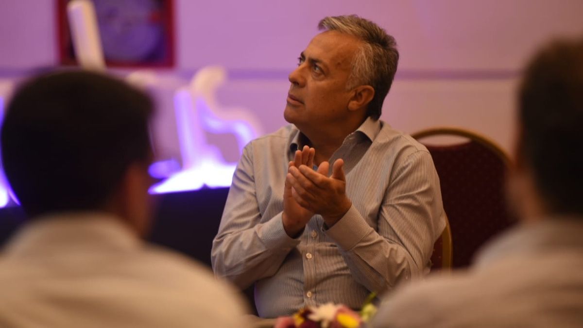 Cornejo mira con atención, pero todavía no reveló nada.