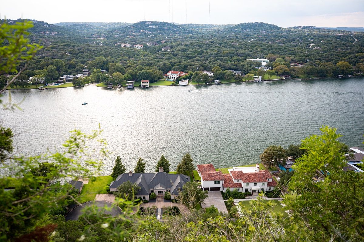 West Lake Hills es un lugar rodeado de naturaleza. West Lake Hills es un lugar rodeado de naturaleza.