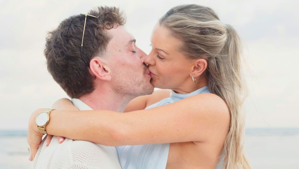 La costumbre de besar nació en diferentes culturas en tiempos diferentes. La costumbre de besar nació en diferentes culturas en tiempos diferentes. 